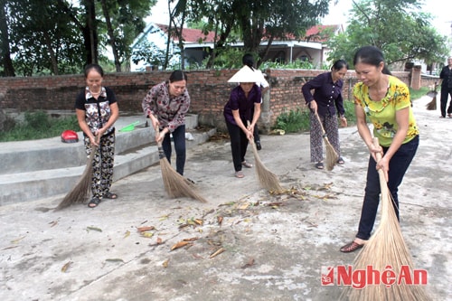 Phụ nữ xóm 8, xã Nghĩa Đồng tham gia dọn vệ sinh đường làng  vào sáng Chủ nhật hàng tuần.