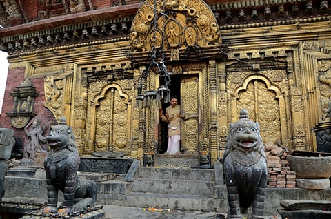 Sư tử đội miện báu ở đền Lakshmi Narayan (Katmandu, Nepal). Ảnh: Internet