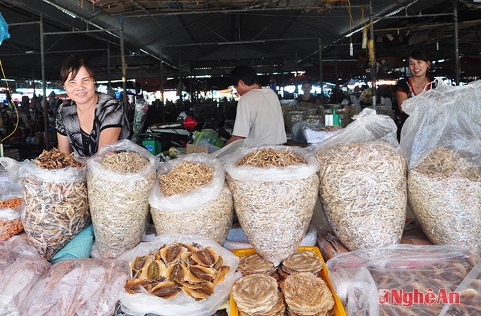 Bên cạnh các mặt hàng tươi sống, chợ hải sản có nhiều mặt hàng khô đóng gói cho du khách