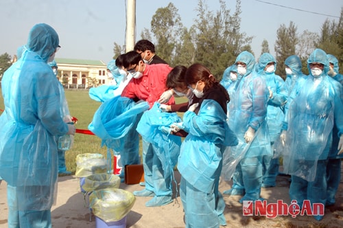 Diễn tập phòng, chống dịch bệnh nguy hiểm ở người tại huyện Hưng Nguyên. Ảnh: T.T
