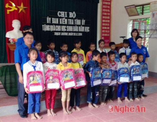 Đại diện Chi bộ và Chi đoàn Cơ quan Ủy ban Kiểm tra Tỉnh ủy trao quà cho các em học sinh