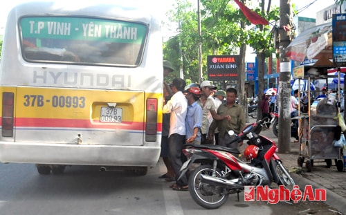 Xe ôm tranh giành khách ở khu vực ngã tư Ga Vinh.