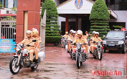 Cán bộ, chiến sĩ CA ra quân thực hiện nhiệm vụ