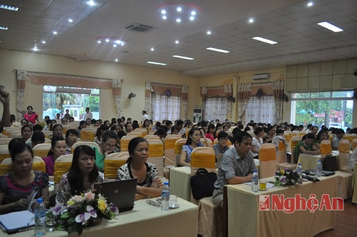 Đại diện lãnh đạo Cục thuế và các doanh nghiệp dự buổi đối thoại