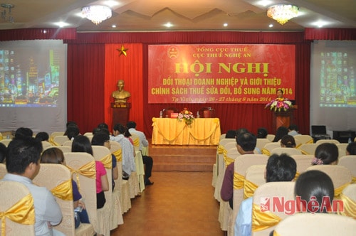 Đại diện Phòng chuyên môn Cục thuế giới thiệu nội dung chính sách thuế sửa đổi, bổ sung năm 2014 cho các doanh nghiệp