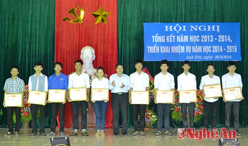 Trao tặng phâng thưởng cho các em học sinh đạt điểm cao trong kỳ thi đại học