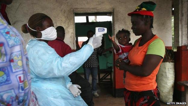 Nhân viên y tế kiểm dịch cho người dân Liberia. Ảnh: Getty images.
