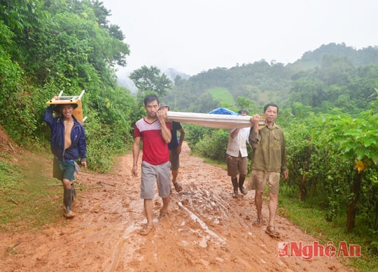 Vận chuyển đồ đạc trên con đường lầy lội.