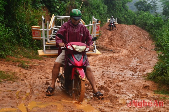 Các thầy cô chở bàn ghế