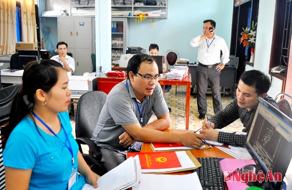 Kiểm tra chấp hành Chỉ thị 17 tại Văn phòng đăng ký QSD đất Con Cuông.