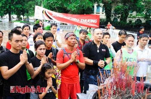 Cùng bạn bè dâng hương trước tượng đài Lý Thái Tổ kết thúc hành trình