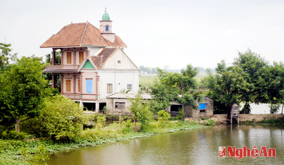 Những ngôi nhà xây kiên cố trên đất nuôi trồng thủy sản ở Hưng Lợi (Hưng Nguyên).