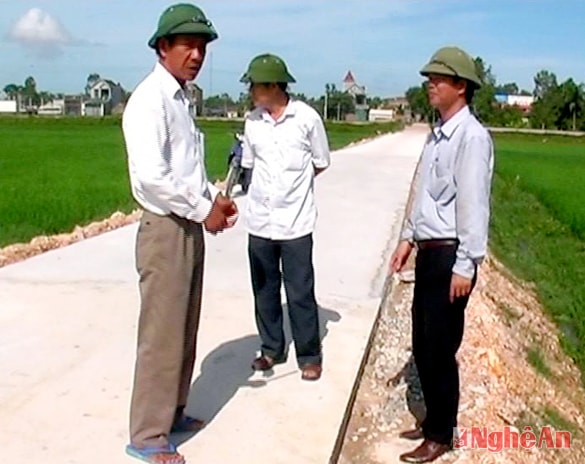 Cán bộ xã Diễn Hồng kiểm tra làm giao thông nông thôn.