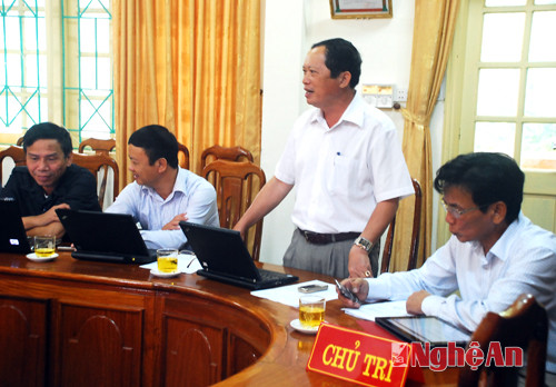 Bí thư huyện ủy Lương Thanh Hải báo cáo tình hình KTXH với đoàn.