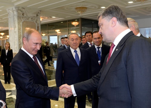 Tổng thống Nga Vladimir Putin (trái) bắt tay người đồng cấp Ukraine Petro Poroshenko tại Minsk. Ảnh: Reuters.