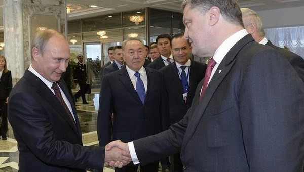 Tổng thống Nga Vladimir Putin và người đồng cấp Ukraine Petro Poroshenko trong một cuộc gặp hồi tháng Sáu. (Nguồn: AP)