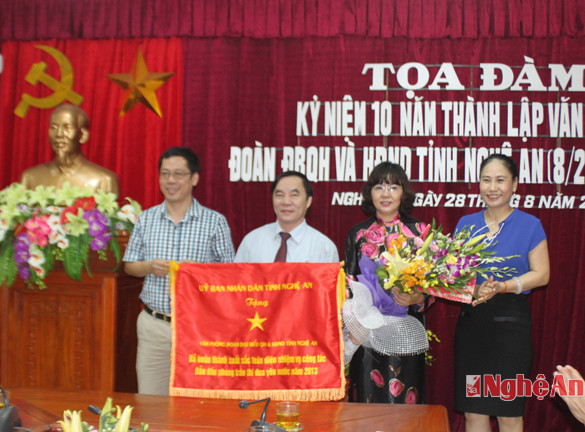 Đồng chí Đinh Thị Lệ Thanh - Ủy viên BTV Tỉnh ủy, Phó Chủ tịch UBND tỉnh trao Cờ thi đua của UBND tỉnh cho Văn phòng Đoàn ĐBQH và HĐND tỉnh.