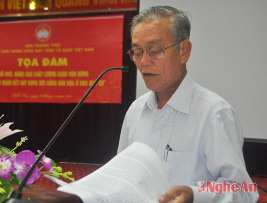 Đại diện xã Nghi Xuân, tỉnh Hà Tĩnh trình bày tham luận gắn cuộc vận động với phong trào xây dựng nông thôn mới.