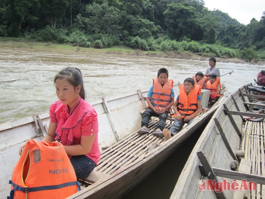 Học sinh Mỹ Lý (Kỳ Sơn) đến trường trên những con thuyền mỏng manh.