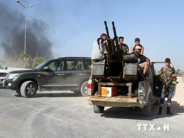 Các tay súng Fajr Libya kiểm soát cổng vào sân bay Tripoli. (Nguồn: THX/TTXVN)