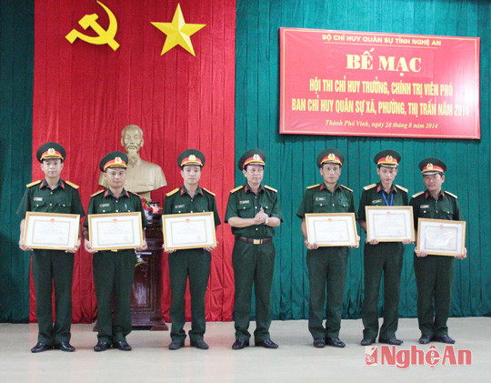 Đại tá Lương Hồng Phong, Chính ủy Bộ CHQS tỉnh trao Giấy khencho các tập thể đạt giải nhất, nhì, ba toàn đoàn.