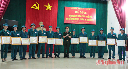 Đại tá Nguyễn Xuân Giáp - Phó Chính ủy Bộ CHQS tỉnh trao giấy khen đạt giải nhất, nhì, ba cá nhân.