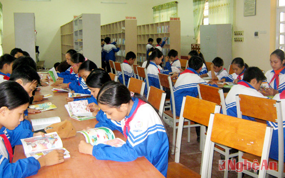 Học sinh Trường THCS Kim Liên đọc sách  tại Thư viện trường.