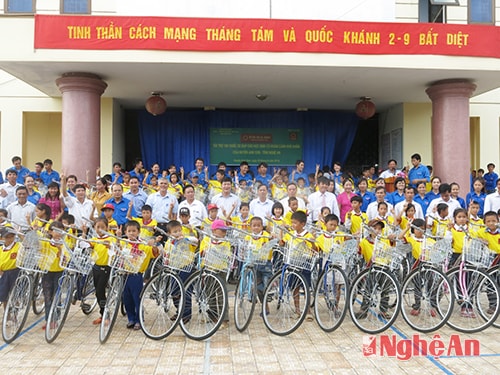 Lãnh đạo tập đoàn đã trao tặng xe đạp cho các em học sinh nghèo
