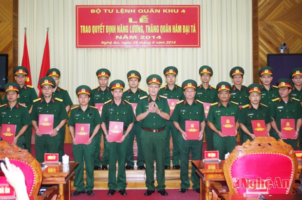 Trung tướng Nguyễn Hữu Cường – Tư lệnh Quân khu 4 trao Quyết định nâng lương và thăng quân hàm Đại tá cho các sỹ quan