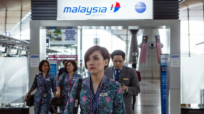 Tổ bay của hãng Malaysia Airlines tại sân bay quốc tế Kuala Lumpur ở Sepang, Malaysia - Ảnh: Bloomberg