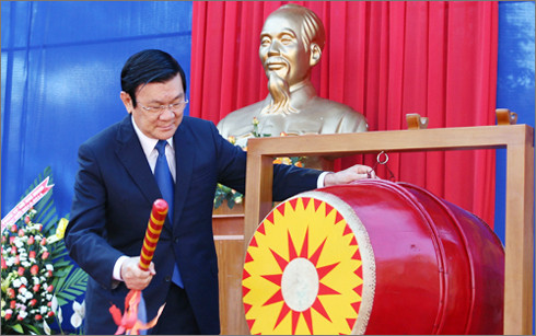 Chủ tịch nước Trương Tấn Sang đánh trống khai giảng năm học mới 2013-2014 tại trường THPT Bùi Thị Xuân, thành phố Đà Lạt (Lâm Đồng) - Ảnh: QĐND