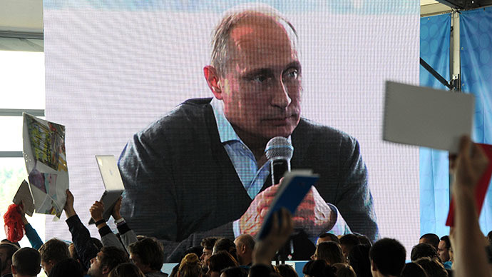 Tổng thống Nga Vladimir Putin trong cuộc đối thoại với thanh niên Nga bên bờ hồ Seliger hôm 29/8 (Nguồn: RT)