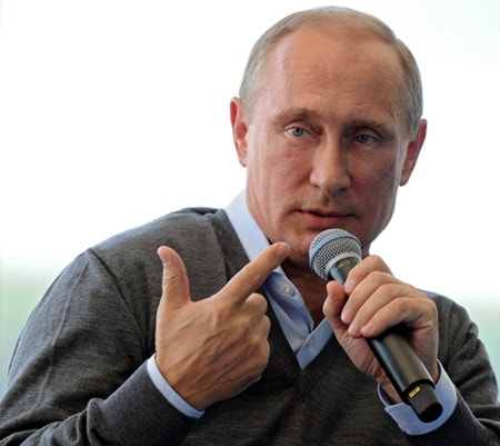Tổng thống Nga Vladimir Putin hôm qua phát biểu tại trại thanh niên bên hồ Seliger, gần Moscow. Ảnh: AFP