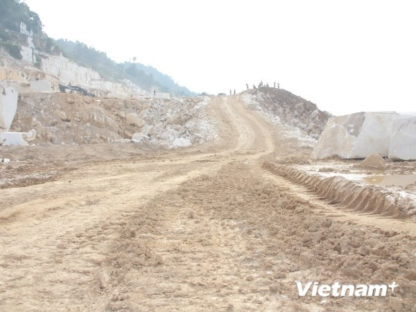 Những quả núi bạt ngàn đá quý ở tỉnh Yên Bái nay đã bị doanh nghiệp san phẳng. (Ảnh: Hùng Võ/Vietnam+)