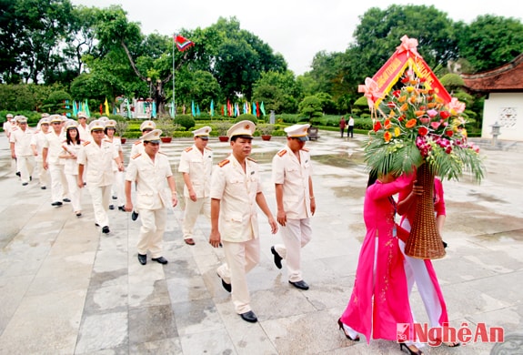 Đoàn cán bộ cốt cán Công an thị xã Cửa Lò đã đến dâng hoa, dâng hương, báo công với Bác tại Khu di tích Kim Liên