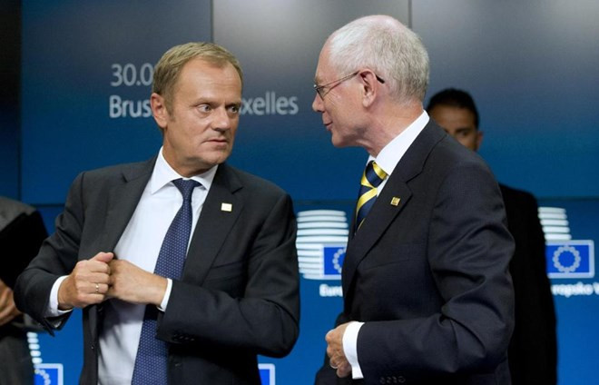 Tân Chủ tịch Hội đồng Châu Âu (EC) Donald Tusk (trái) trò chuyện với người tiền nhiệm Herman Van Rompuy hôm 30/8 (Nguồn: AFP)