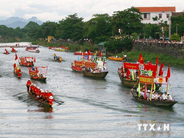 Lễ hội đua thuyền trên sông Kiến Giang. (Ảnh: TTXVN)