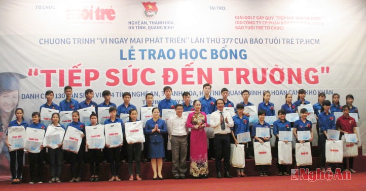 Đồng chí Đinh Thị Lệ Thanh - Phó chủ tịch  UBND tỉnh tặng quà cho các tân sinh viên 