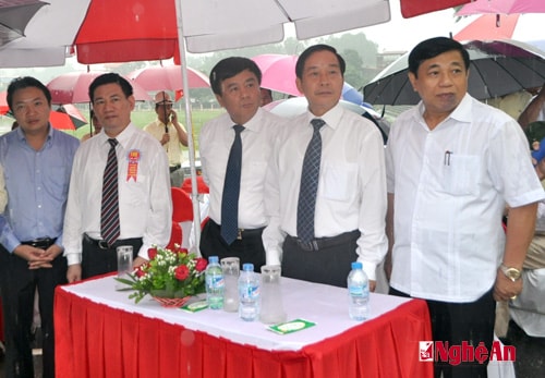 Các đồng chí lãnh đạo Trung ương và tỉnh dự lễ thông xe kỹ thuật cầu Dùng