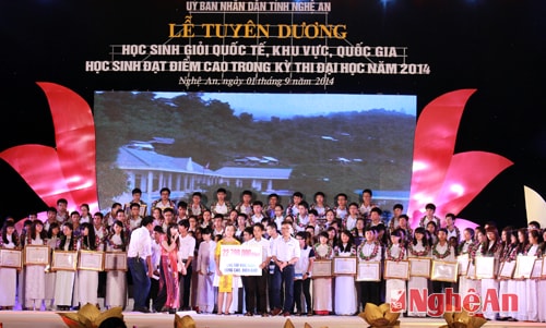 Thay mặt các bạn học sinh, em Cao Ngọc Thái trao suất học bổng trị giá 22,7 triệu đồng cho các em học sinh vùng biên giới khó khăn.