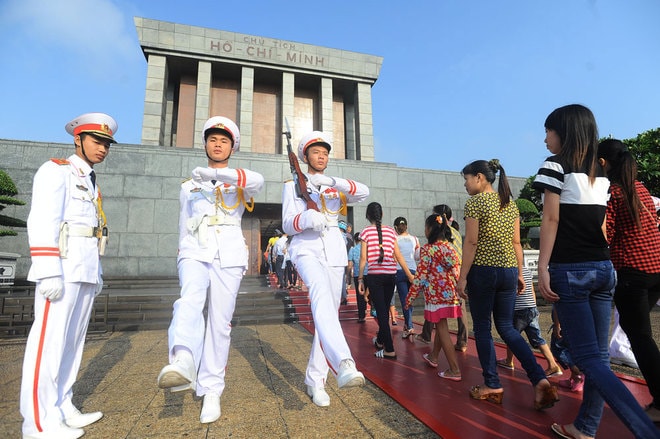 Lăng Chủ tịch Hồ Chí Minh mở cửa 5 ngày một tuần, vào các buổi sáng thứ Ba, thứ Tư, thứ Năm, thứ Bảy và Chủ nhật. Mùa nóng (từ 1/4 đến 31/10): Từ 7h30 đến 10h30; mùa lạnh (từ 1/11 đến 31/3 năm sau): Từ 8h00 đến 11h00; ngày lễ, thứ Bảy, Chủ nhật mở cửa thêm 30 phút. Hàng năm lăng đóng cửa để làm nhiệm vụ tu bổ định kỳ vào 2 tháng: 10 và 11. Ngày 19/5, 2/9 và Mồng 1 Tết Nguyên đán nếu trùng vào Thứ Hai hoặc Thứ Sáu, vẫn tổ chức lễ viếng Chủ tịch Hồ Chí Minh.