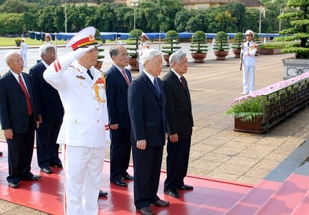 Các đồng chí lãnh đạo Đảng, Nhà nước, Mặt trận Tổ quốc Việt Nam đặt vòng hoa, vào Lăng viếng Chủ tịch Hồ Chí Minh. Ảnh: VGP/Nhật Bắc