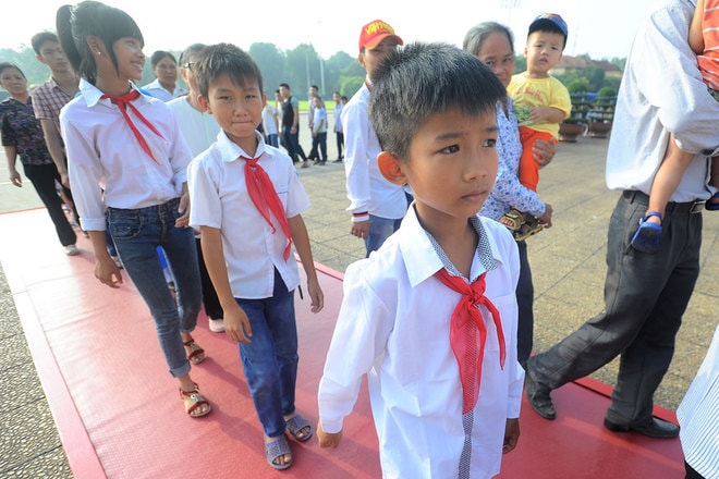 Các em học sinh đến viếng Chủ tịch Hồ Chí Minh với một niềm vui, niềm tự hào to lớn.  Được đến viếng Người còn là phần thưởng cho những em học sinh có thành tích học tập và rèn luyện tốt trong năm học vừa qua. 