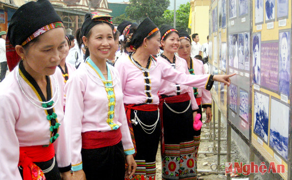 Người dân Môn Sơn xem triển lãm tranh chủ đề “Phong trào đấu tranh cách mạng”.