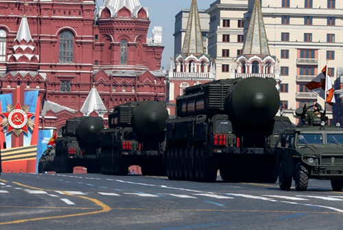 Các đơn vị phóng tên lửa di động Topol - M đi theo đội hình trong cuộc duyệt binh ở Quảng trường Đỏ ngày 9/5. Ảnh: Reuters