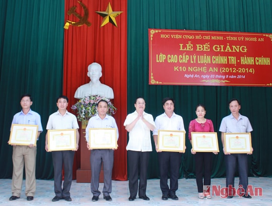 PGS-TS Nguyễn Tấn Giáp trao giấy khen cho các học viên có nhiều thành tích trong học tập và rèn luyện.