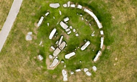 Ảnh chụp bãi đá cổ Stonehenge từ trên cao. Ảnh: Guardian