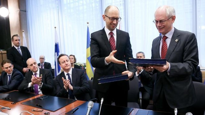 Thủ tướng Ukraine Arseny Yatseniuk (người đứng bên trái)