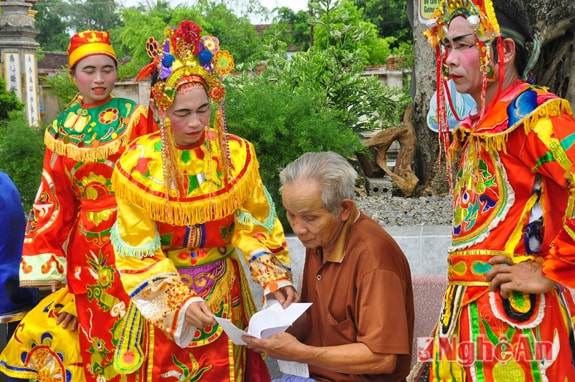 CLB tuồng Xuân Thành ôn lại kịch bản trước giờ diễn