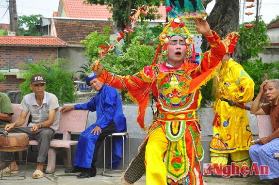 Anh Phan Văn Cung, CLB tuồng Xuân Thành thể hiện vai diễn rất chuyên nghiệp 